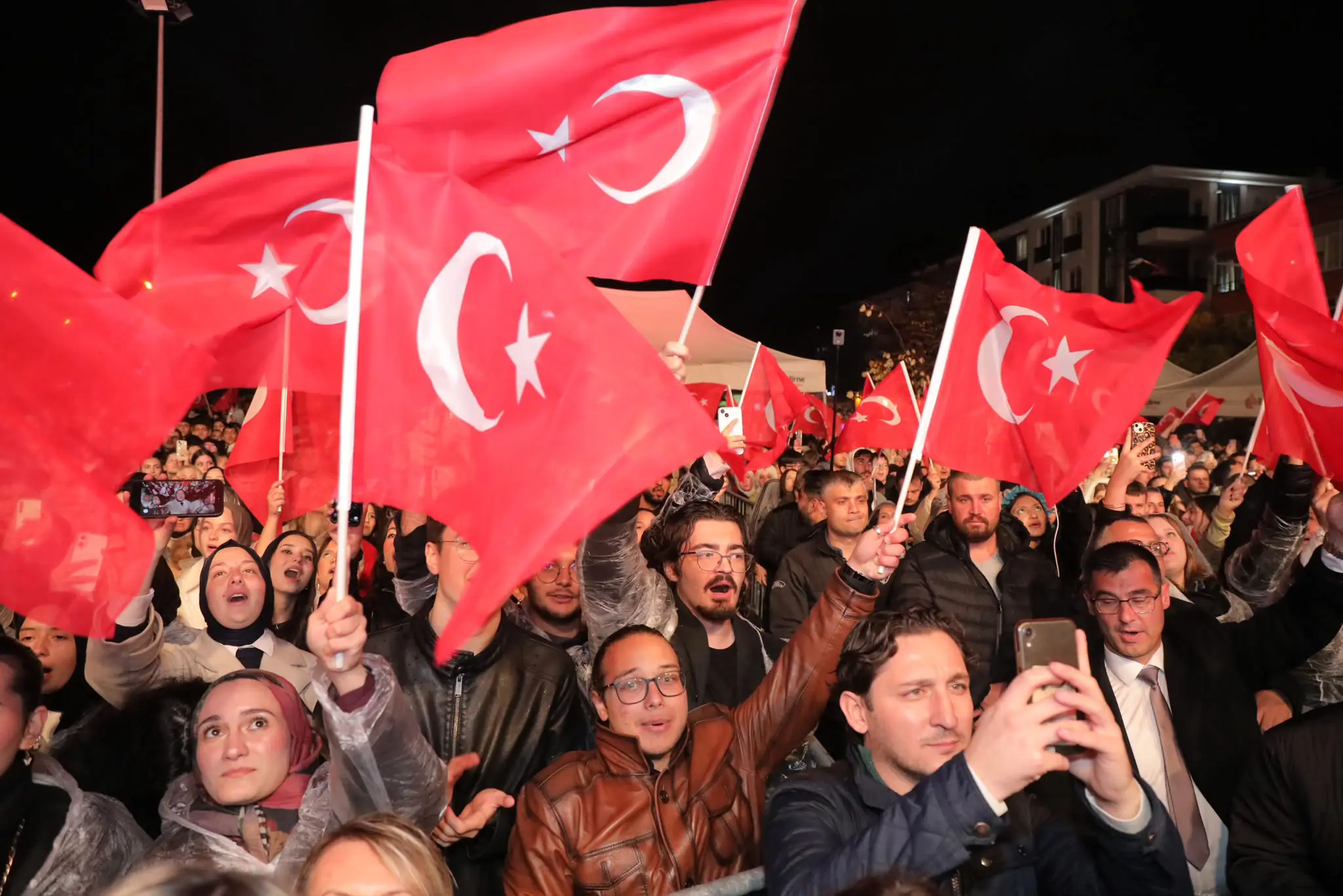 CUMHURİYET COŞKUSU SAĞANAK YAĞIŞA RAĞMEN SOKAKLARA TAŞTI: BİNLERCE EDİRNELİ FENER ALAYI’NDA BULUŞTU galeri görseli